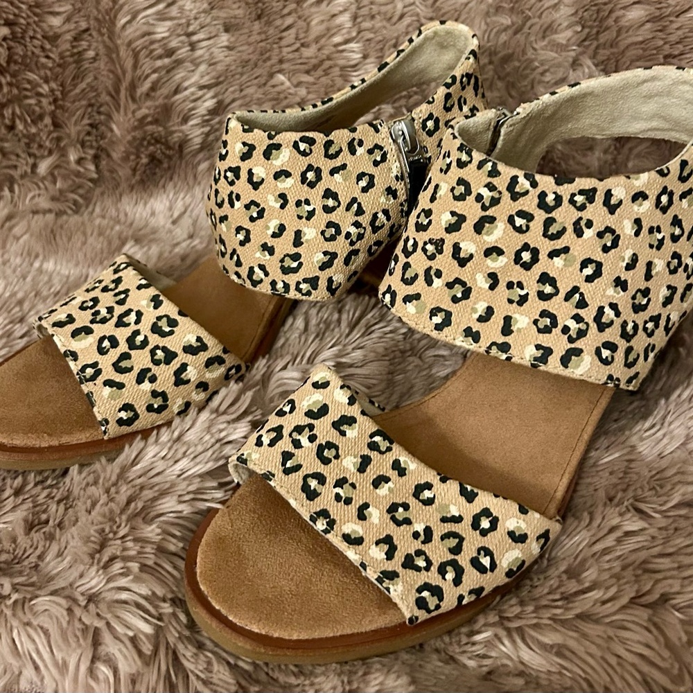 Toms Tan and Black Sandals with Stylish Straps